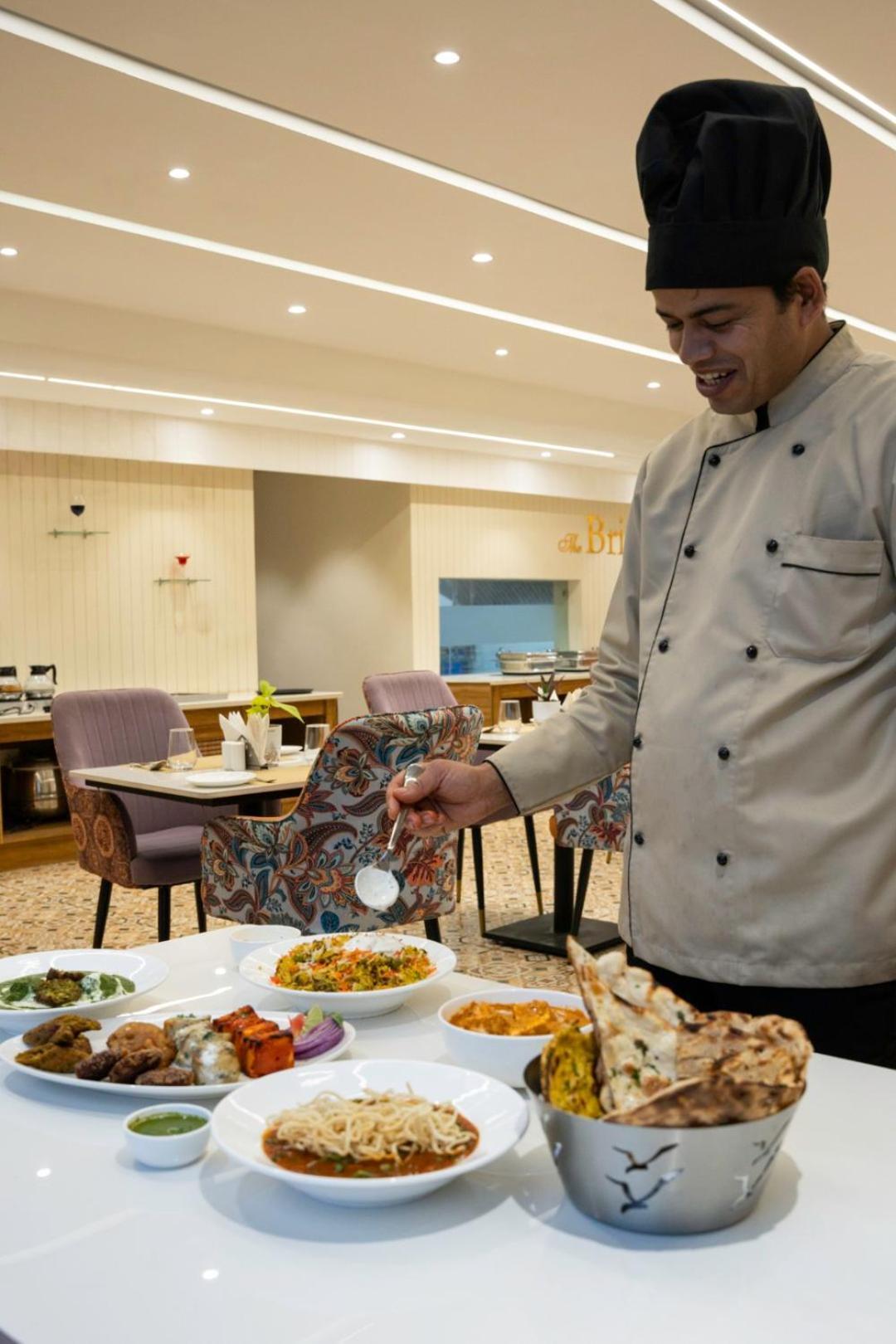 Clarks Inn Suites Agra Near Tajmahal Zewnętrze zdjęcie