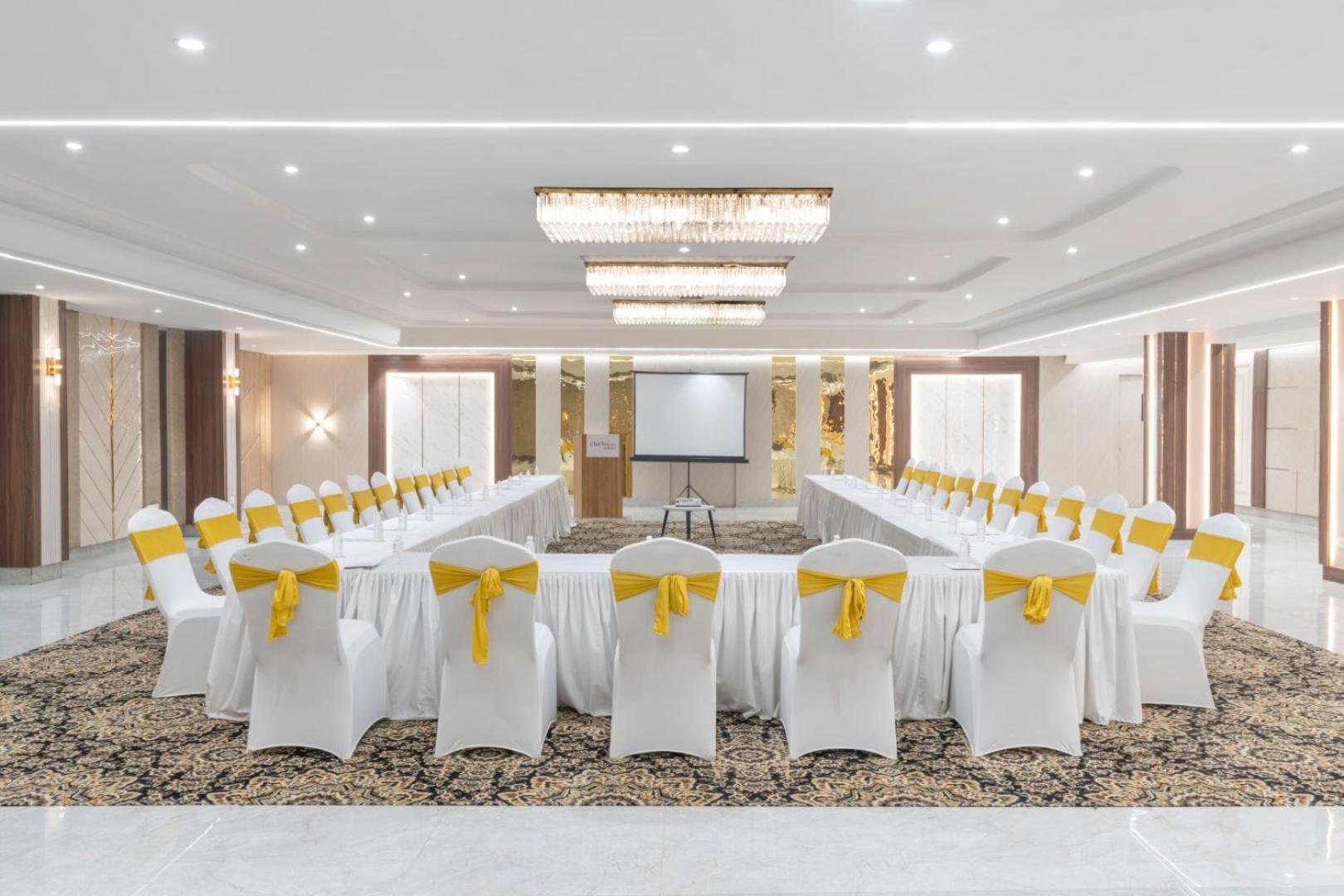 Clarks Inn Suites Agra Near Tajmahal Zewnętrze zdjęcie
